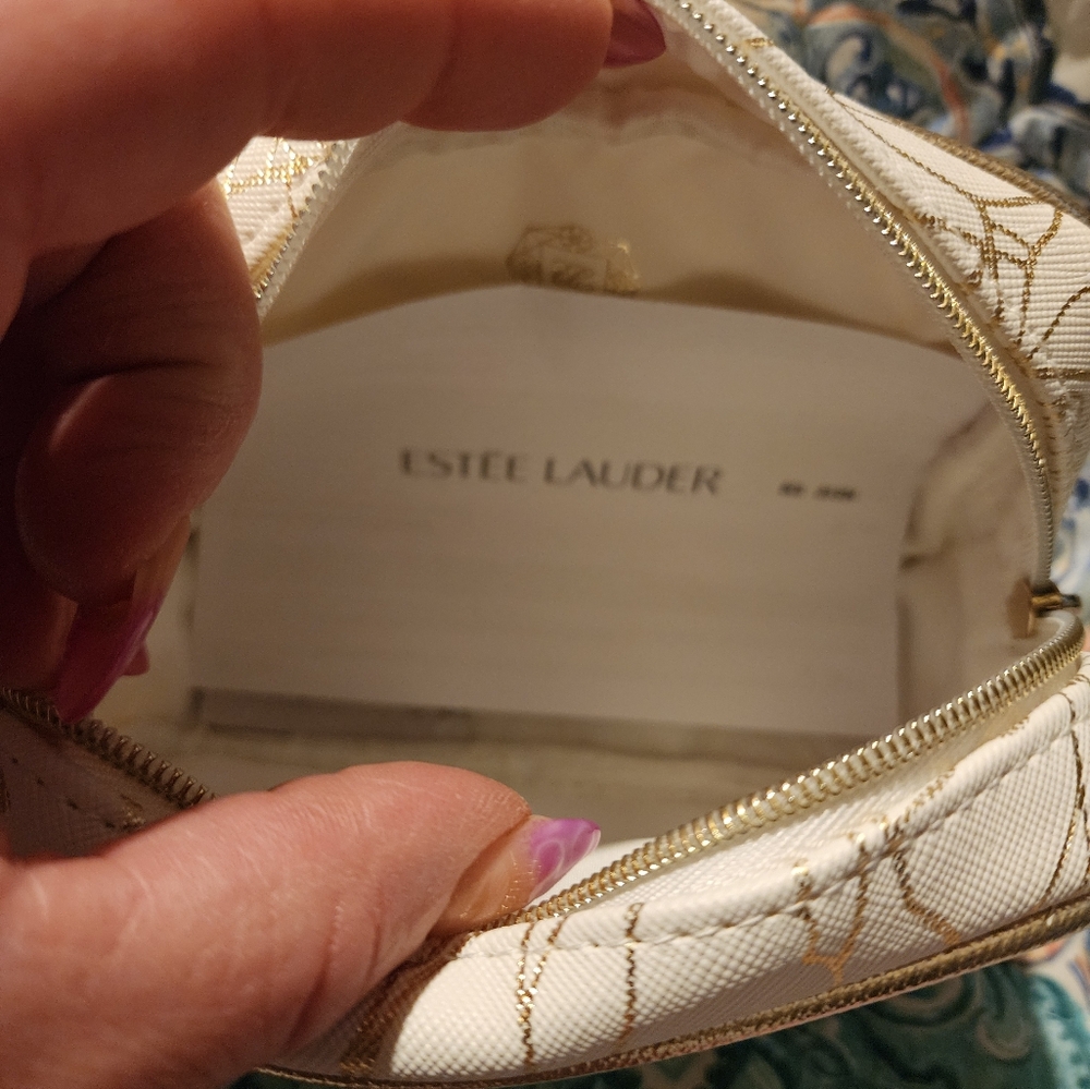 Estee Lauder Re-Nutriv cosmetic bag With Samples - Picture 3 of 8